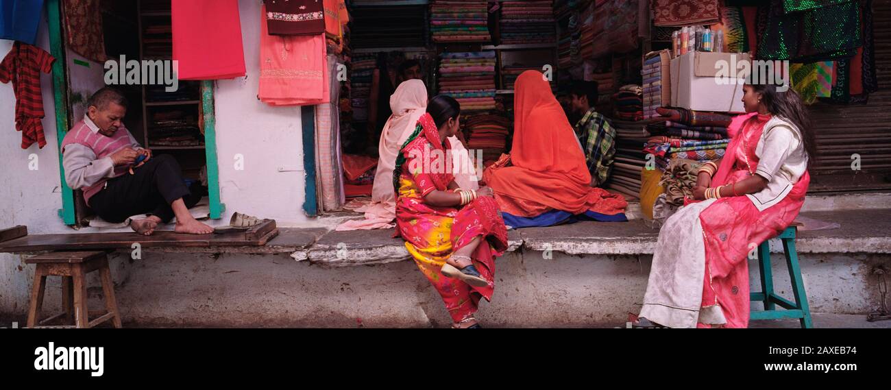 Clienti in un negozio di abbigliamento, Udaipur, Rajasthan, India Foto Stock