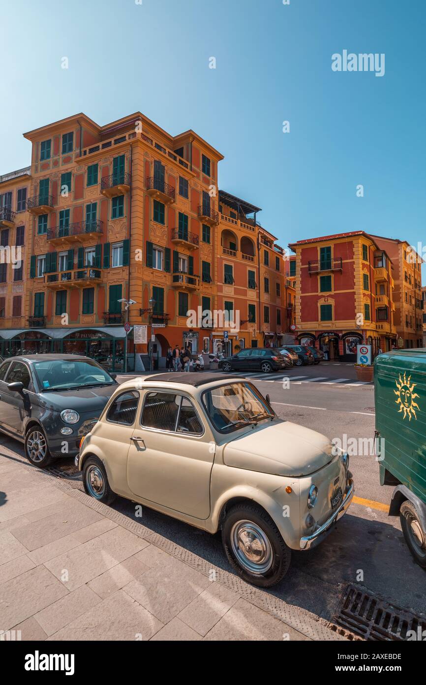 Fiat 500 in una tipica città italiana Foto Stock