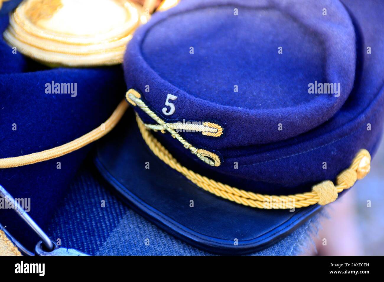 US Army 1880s era Blue kepi indossato da altri ranghi negli Stati Uniti 5th Cavalry in mostra ad un evento museo a Tucson AZ Foto Stock