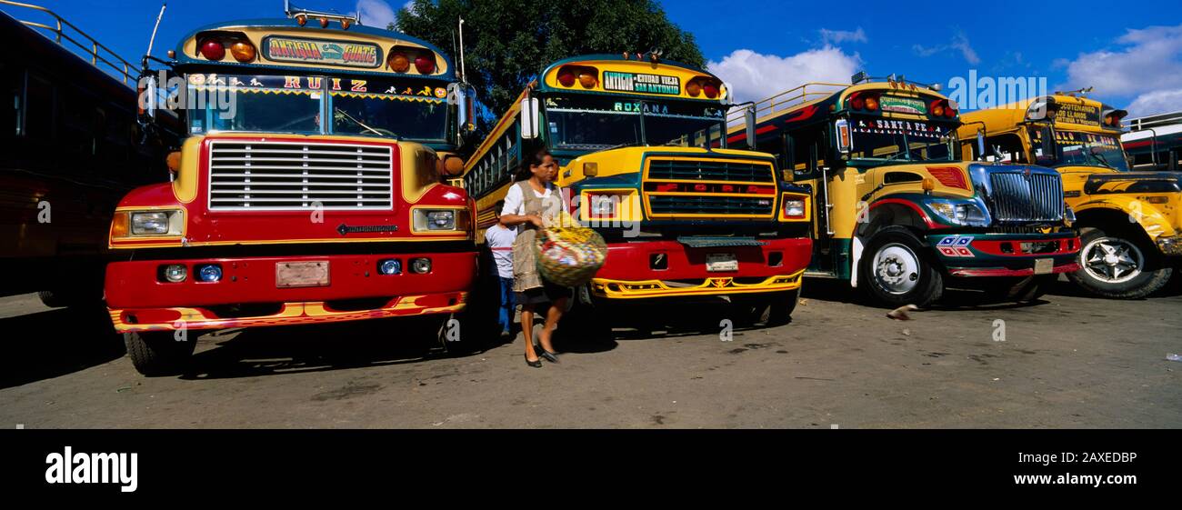 Autobus Parcheggiati In Una Fila Presso Una Stazione Degli Autobus, Antigua, Guatemala Foto Stock