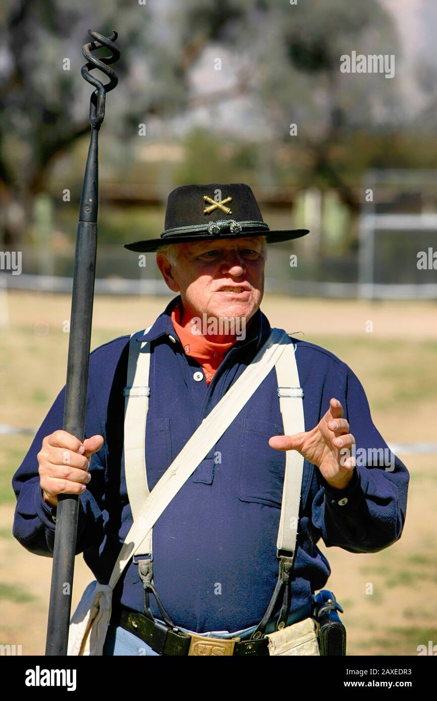 Renactor vestito in una uniforme del 1880s US Army artiglieria uomo nella 5th Cavalry a Fort Lowell, Tucson AZ Foto Stock