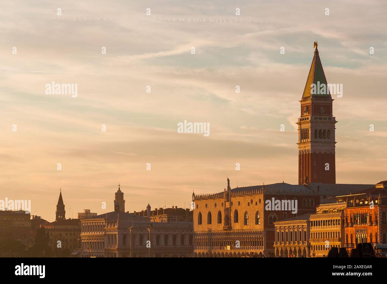 Piazza San Marco, famoso punto di riferimento di Venezia, con splendidi colori del tramonto e foschia serale Foto Stock