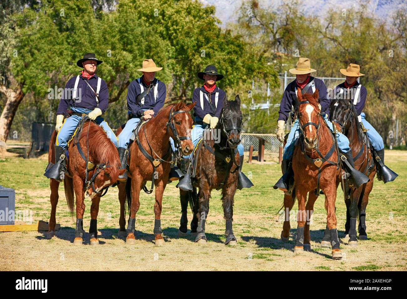 Renactors vestito in uniforme dei soldati dell'esercito americano 1880s nella cavalleria 5th a cavallo a Fort Lowell, Tucson AZ Foto Stock