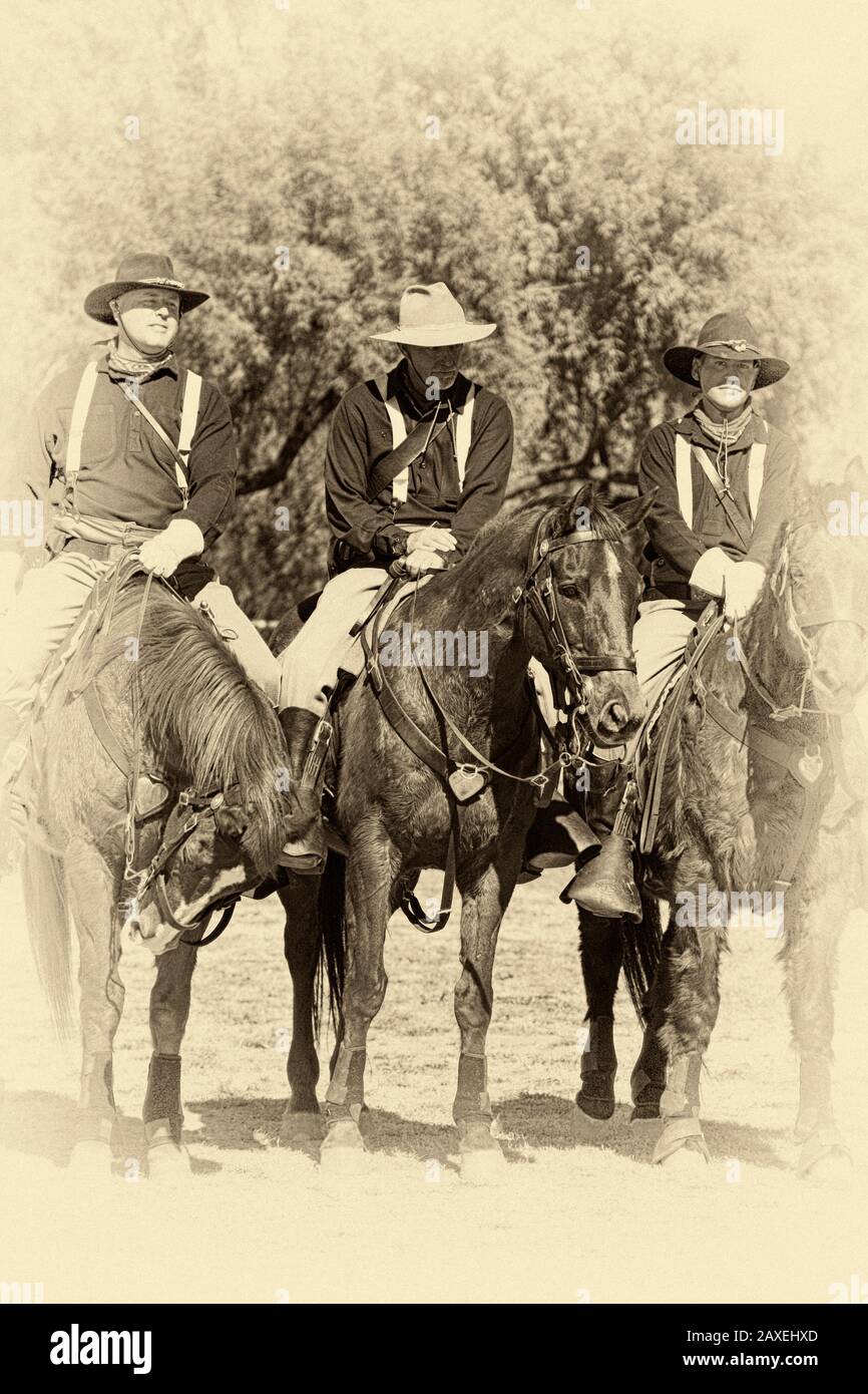 Renactors vestito in uniforme dei soldati dell'esercito americano 1880s nella cavalleria 5th a cavallo a Fort Lowell, Tucson AZ Foto Stock