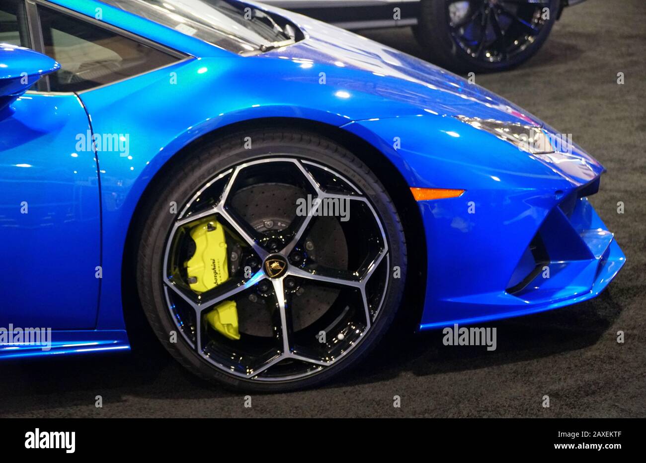 Philadelphia, Pennsylvania, U.S.A - 9 febbraio 2020 - la vista laterale di un colore blu metallico della Lamborghini Huracan cabriolet sport car 2020 Foto Stock