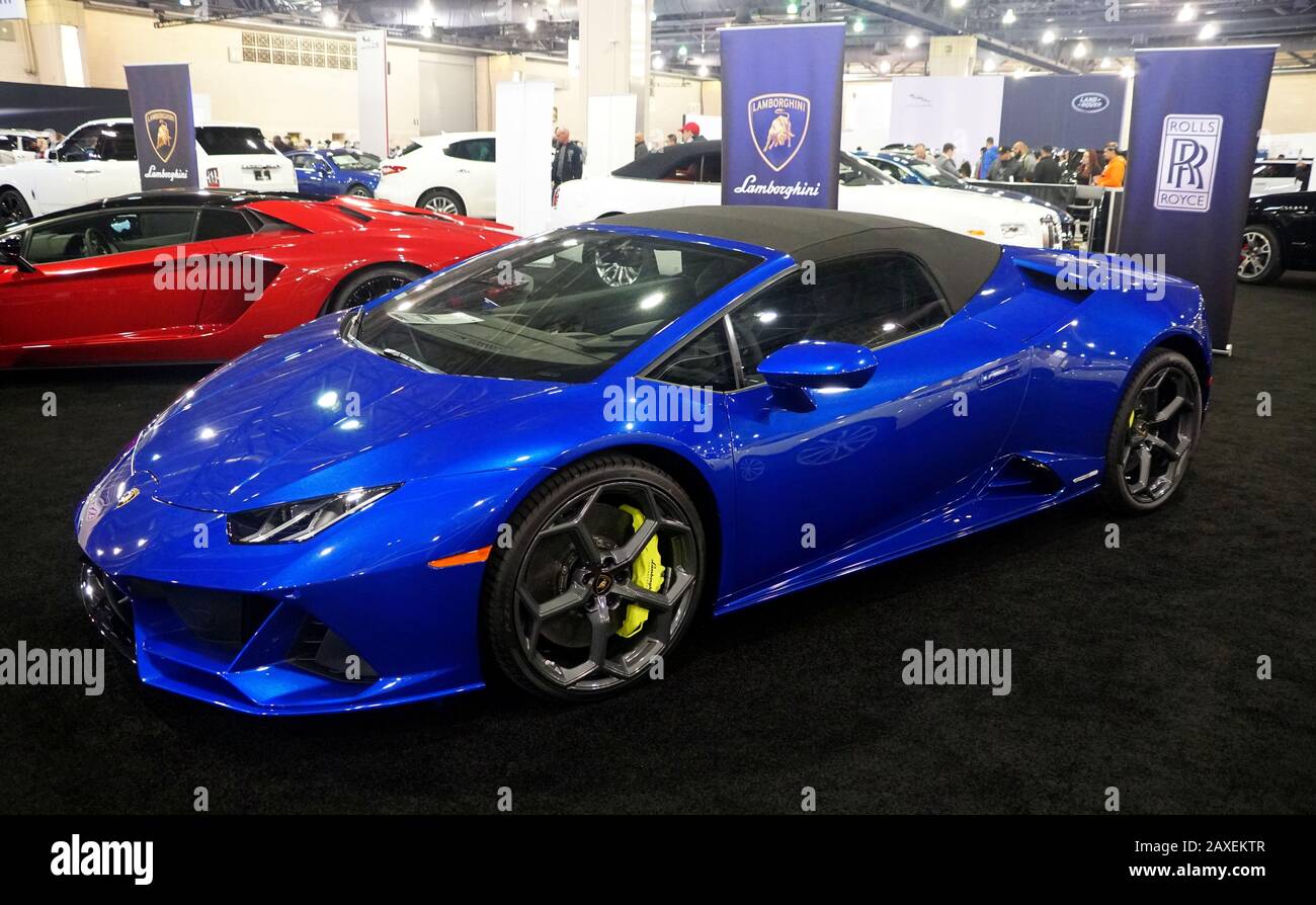 Philadelphia, Pennsylvania, U.S.A - 9 febbraio 2020 - un colore blu metallizzato della Lamborghini Huracan 2020 auto sportiva convertibile Foto Stock