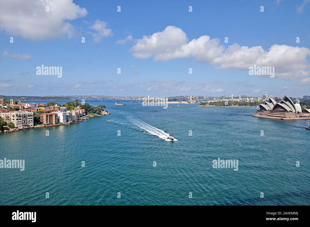 Vista dal Ponte del Porto sulla Sydney Opera House e sul Porto di Sydney con i suoi traghetti, barche e yacht Foto Stock