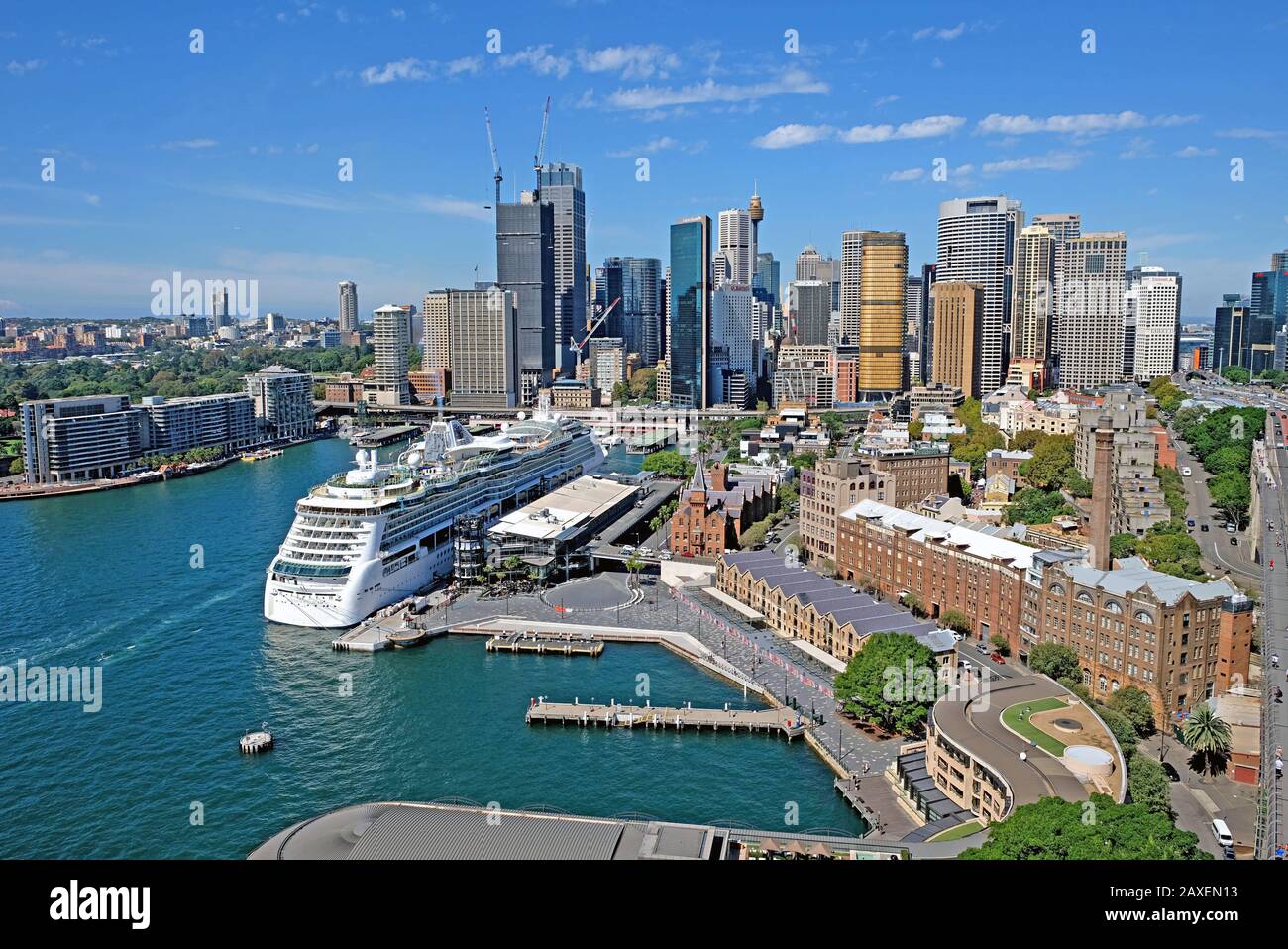Sydney Australia - 23 marzo 2019: Splendida vista panoramica su Circular Quay, enorme nave da crociera nel terminal internazionale, Rocks e Sydney City, Austr Foto Stock