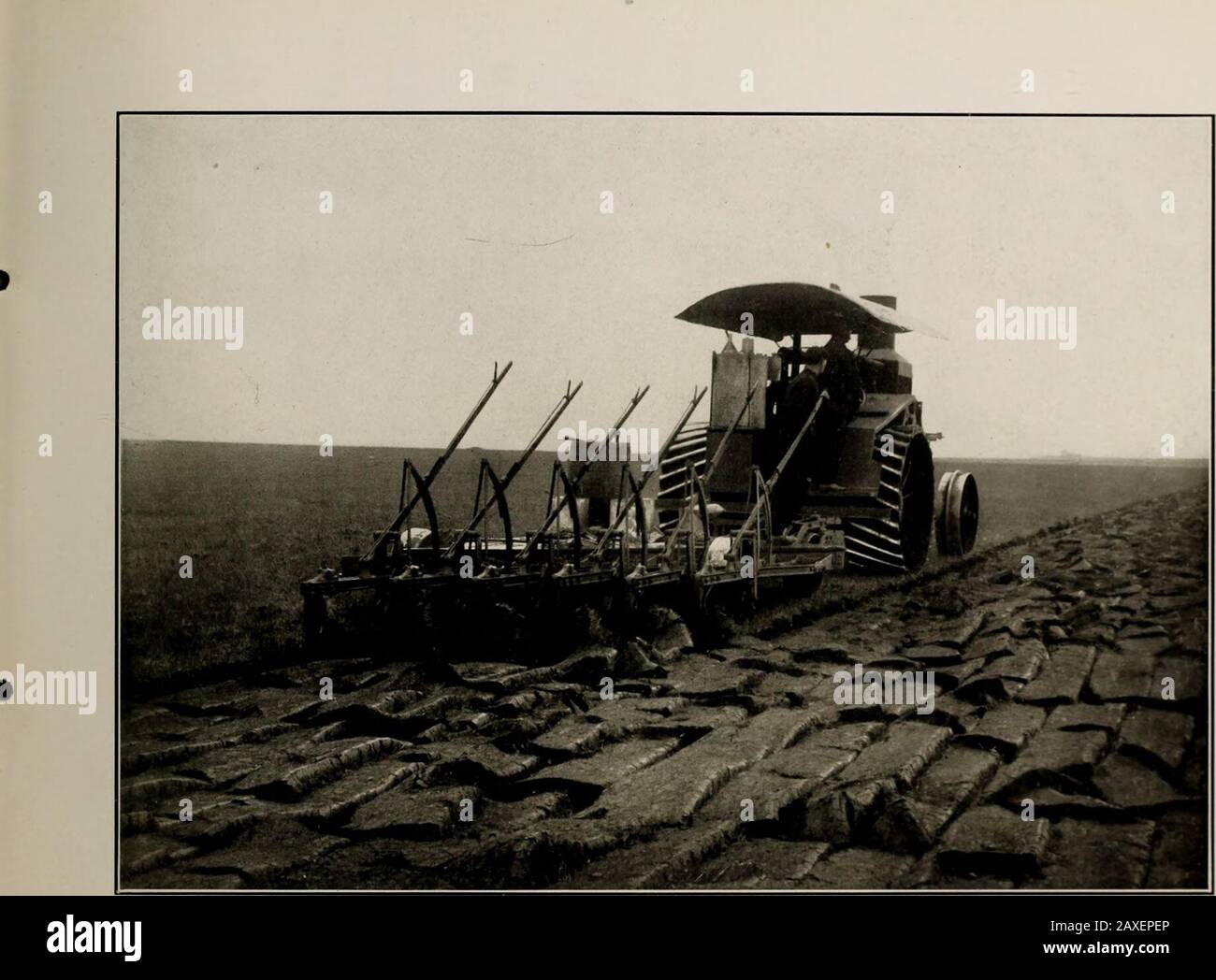 Scene interessanti dentro e intorno Moose Jaw, Saskatchewan : il più importante centro ferroviario canadese del Pacifico nel famoso nuovo ovest tra Winnipeg e Calgary. . Caccia e pesca vicino Moose Jaw Cofyrrinii da Lrwis Rice. Breaking, Moose Jaw District Protetto Da Copyright Di Lewis Kiif* Canada, Troppo Summer Falling Foto Stock