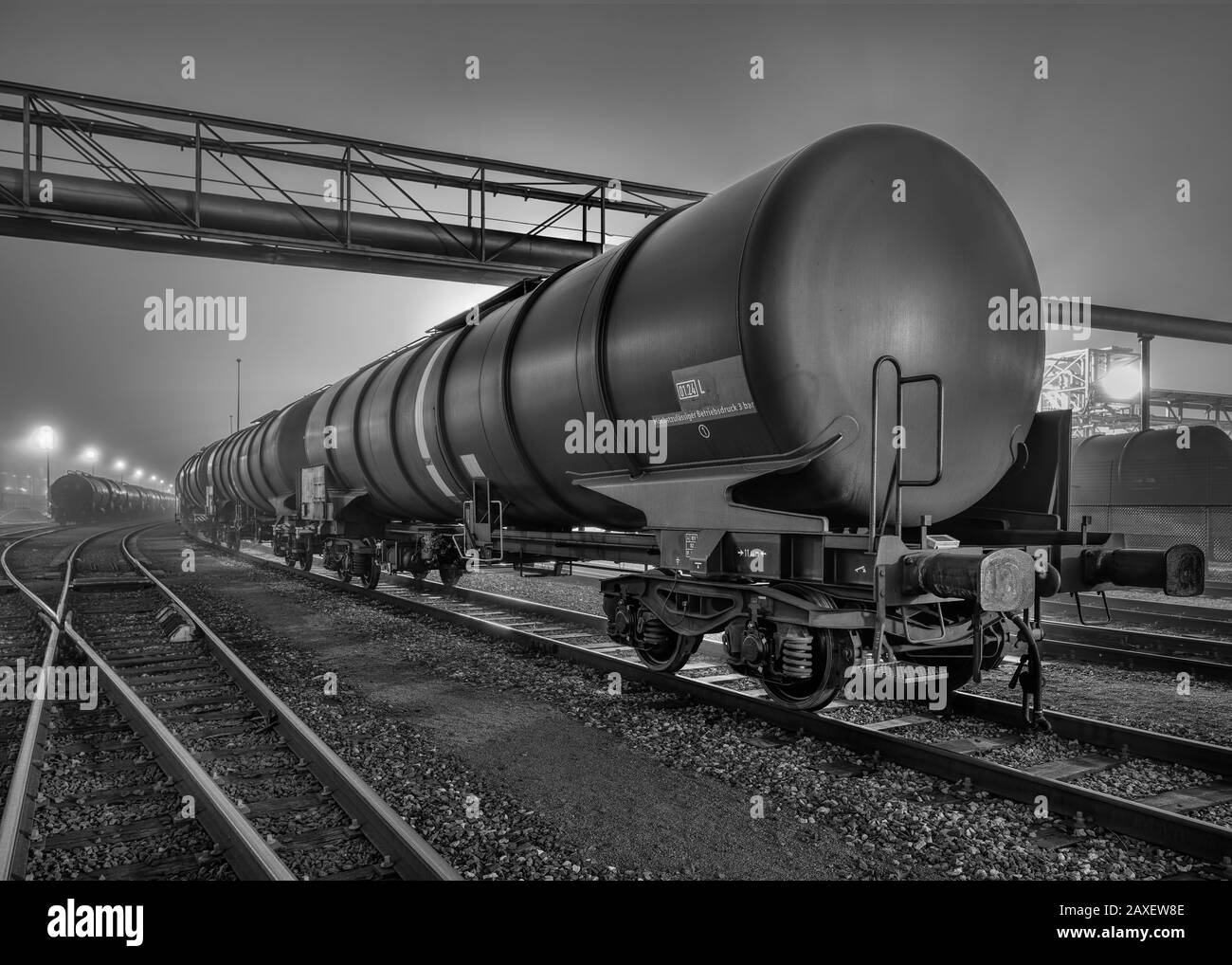 Notte di nebbia con cortile ferroviario al Porto di Anversa, Belgio. Foto Stock