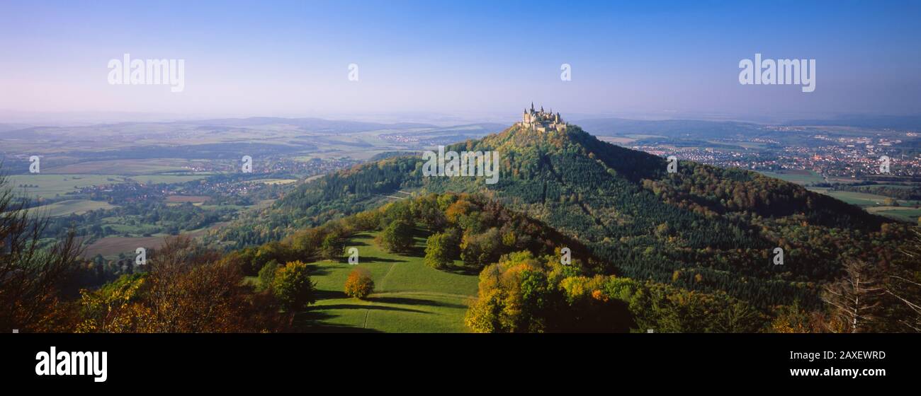 High Angle View Of A Castle On Top Of A Hill, Burg Hohenzollern, Hechingen, Zollernalbkreis, Baden-Wurttemberg, Germania Foto Stock