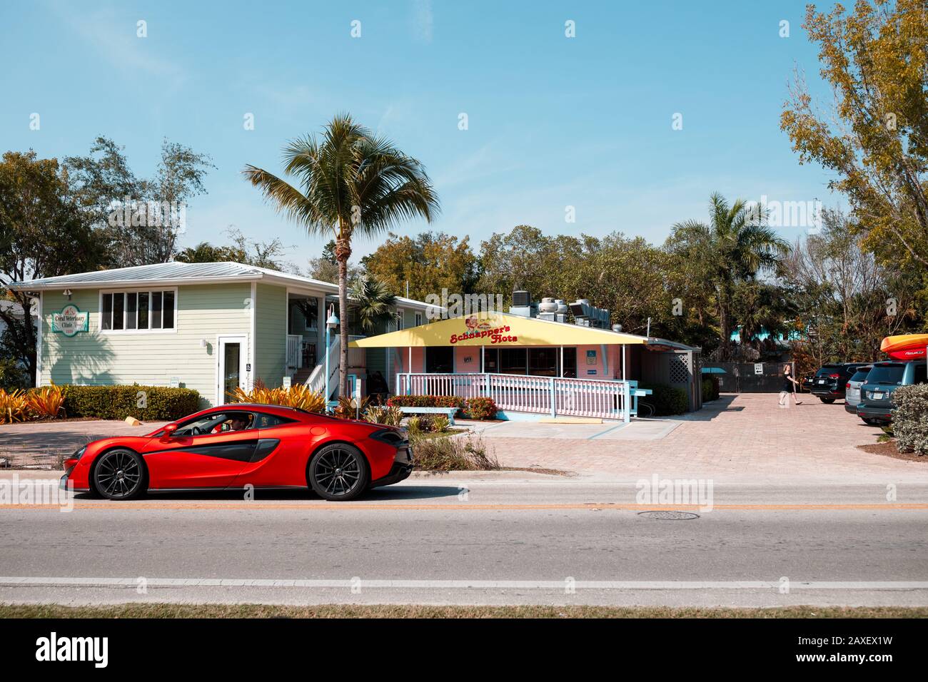 McLaren 570S guida da un ristorante vintage edificio Sanibel Island, Florida Foto Stock