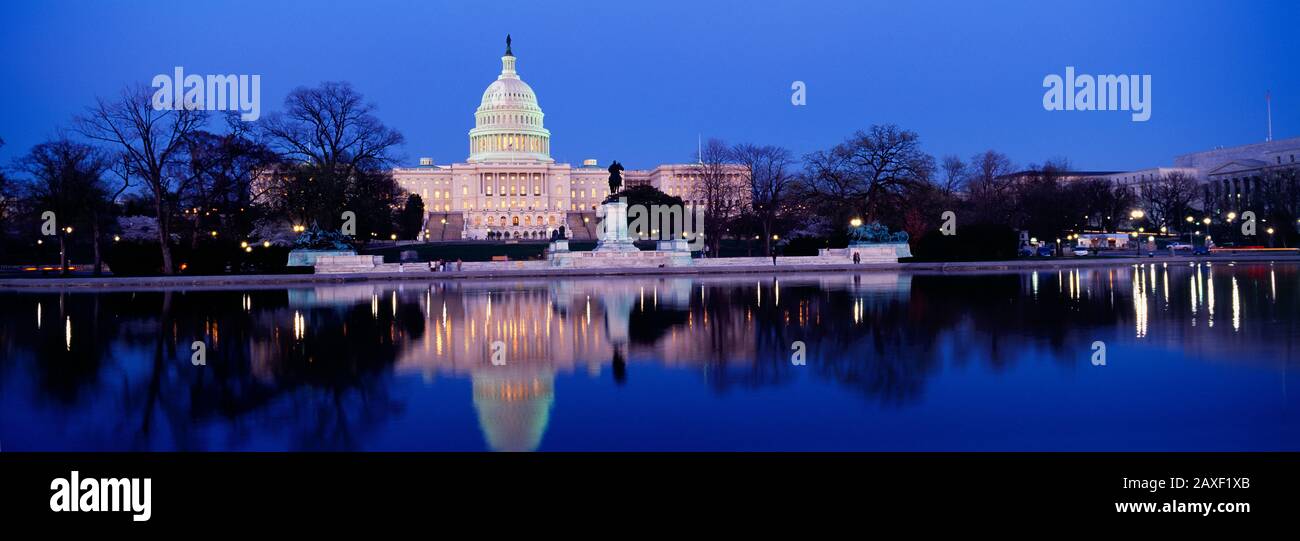 Riflessione di un edificio governativo in acqua, Capitol Building, Washington DC, USA Foto Stock
