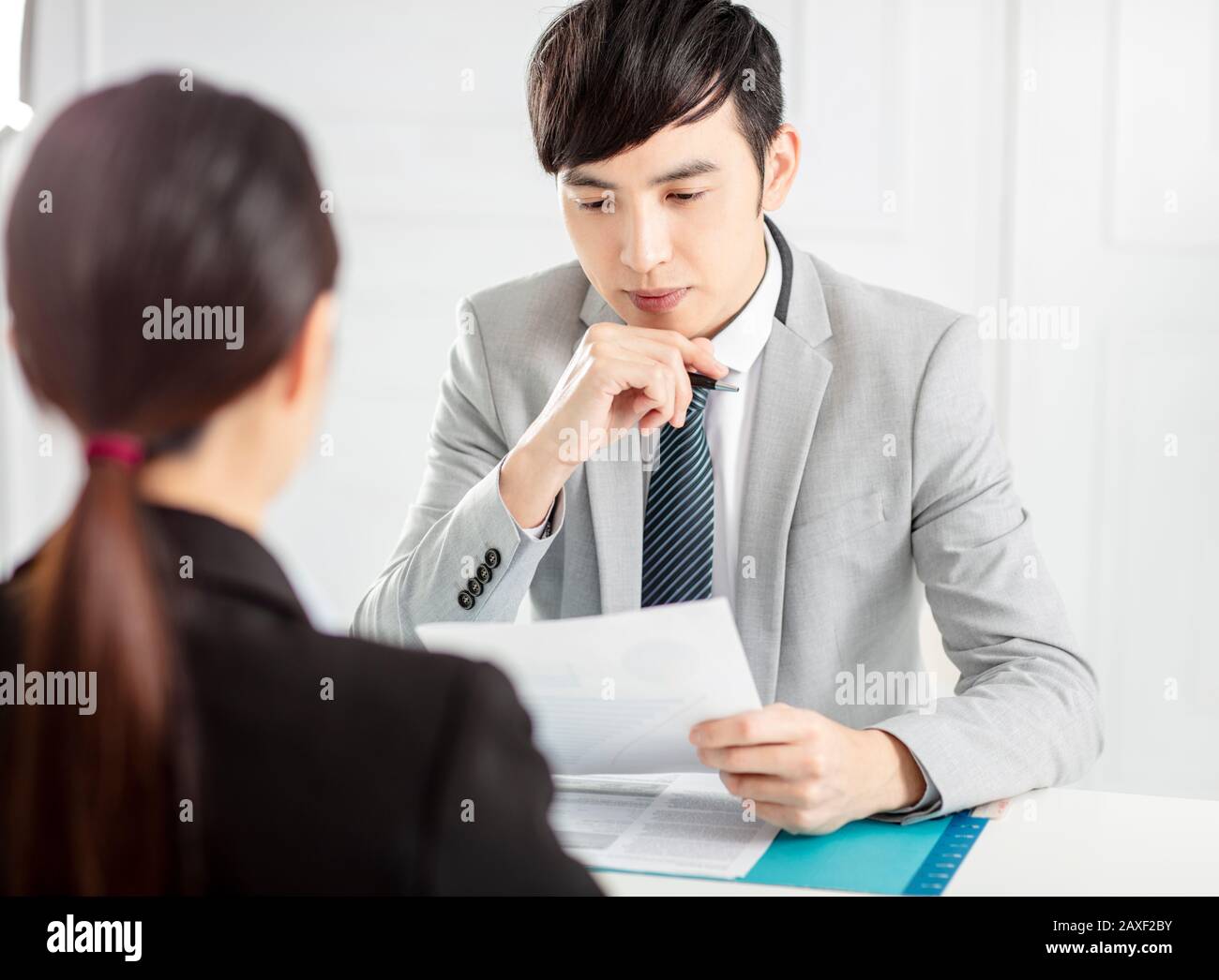 Manager Intervistando una giovane donna d'affari in ufficio Foto Stock