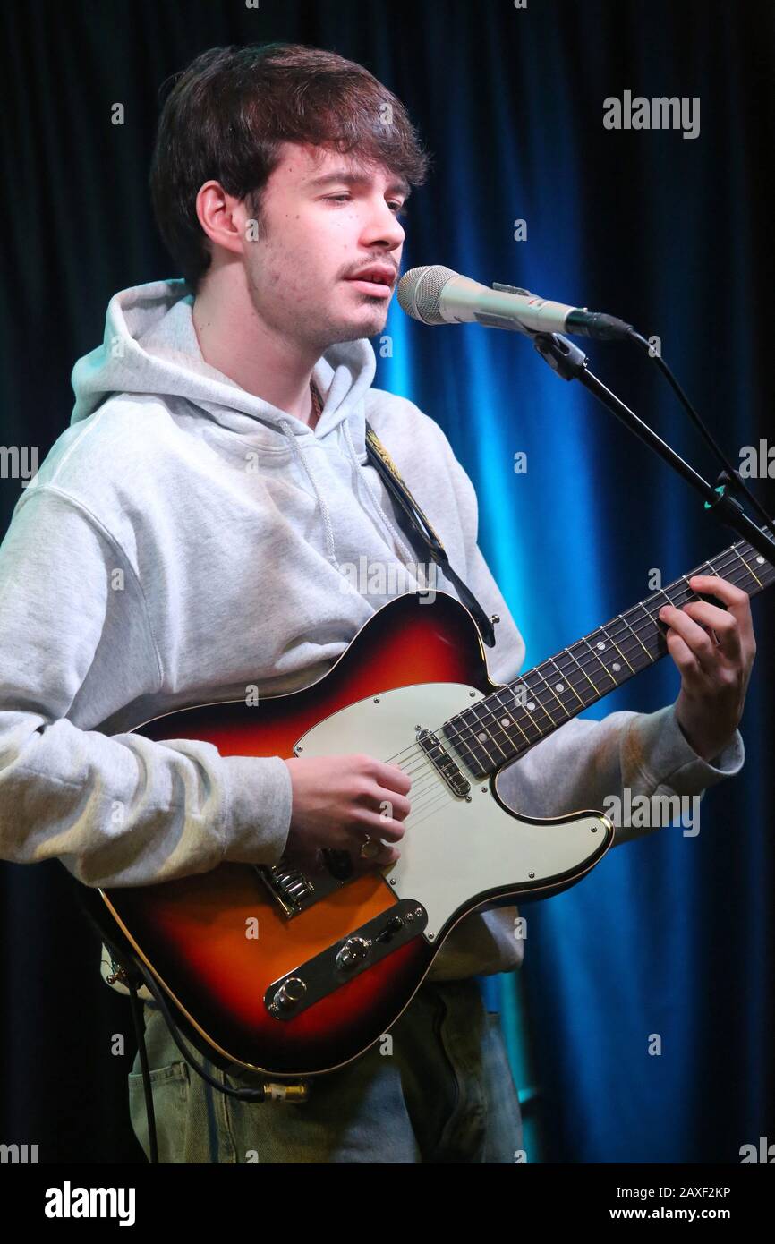 Bala Cynwyd, PA, Stati Uniti. 11th Feb, 2020. :Rex Orange County Visita Radio 104.5 Studio A Bala Cynwyd, Pa 11 Febbraio 2020 ***Copertura Della Casa*** Credito: : Sparatutto/Media Punch/Alamy Live News Foto Stock