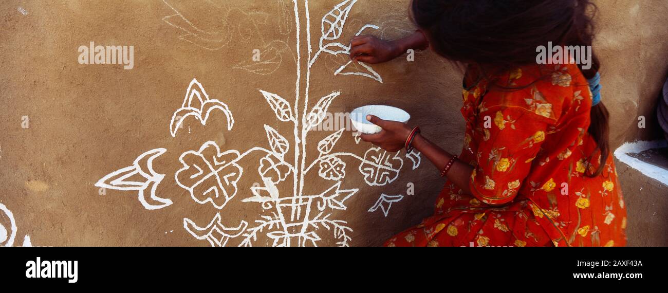 Profilo laterale di una ragazza dipinto su un muro, deserto di Thar, Jaisalmer, Rajasthan, India Foto Stock