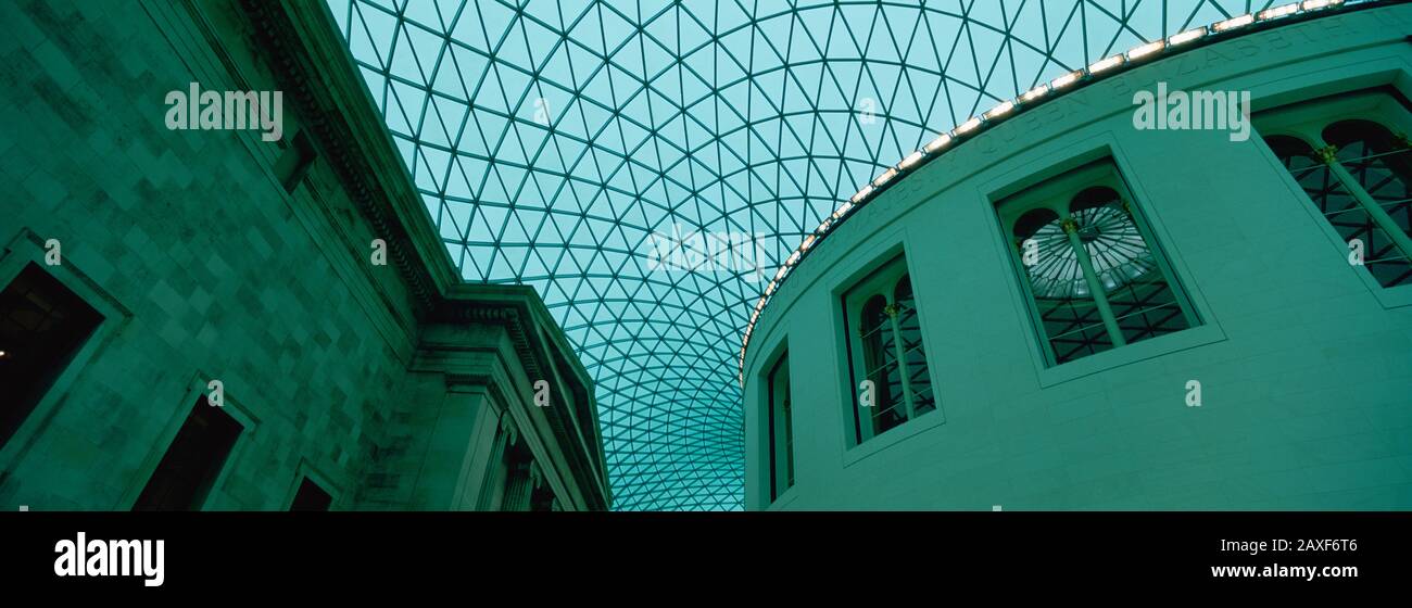 Vista a basso angolo del soffitto di un museo, British Museum, Great Court, Londra, Inghilterra Foto Stock