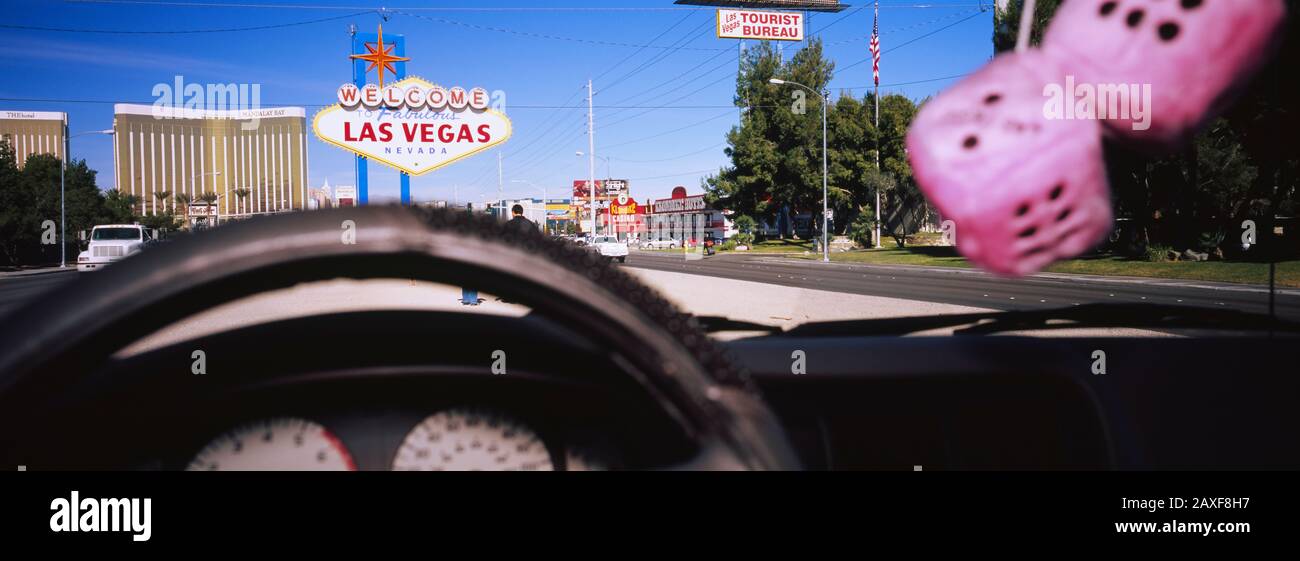 Cartello di benvenuto su una strada vista da una macchina, Las Vegas, Nevada, USA Foto Stock