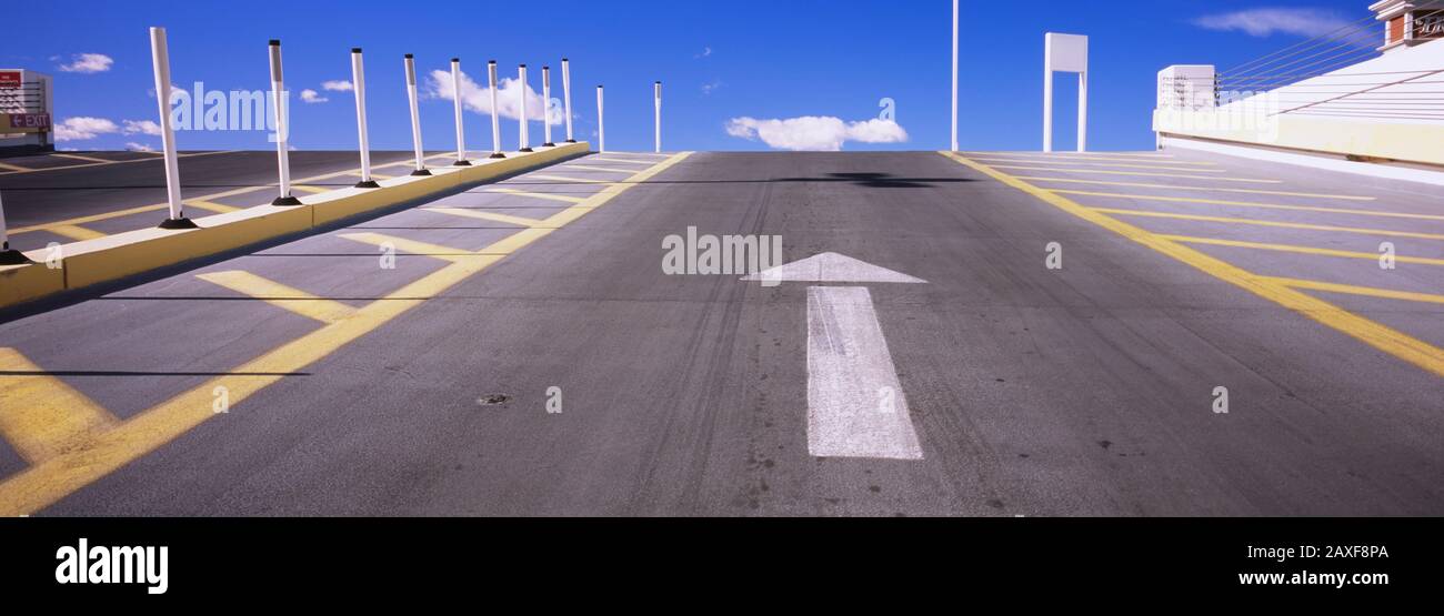 Freccia sulla strada in un parcheggio Foto Stock