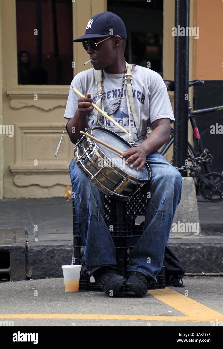 New ORLEANS, STATI UNITI - 09 settembre 2019: 09 settembre 2019 - New Orleans, Stati Uniti: Un musicista di strada con un tamburo si esibisce nelle strade Di Ne Foto Stock