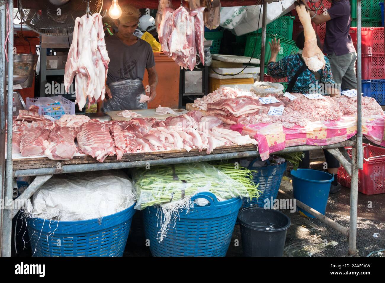 Bangkok, Thailandia - Gennaio 9th 2020: Stallo della carne sul mercato umido Khlong Toei. Questo è il più grande mercato bagnato della città. Foto Stock