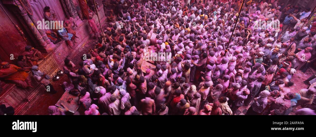 Vista ad alto angolo della gente che celebra holi, Braj, Mathura, Uttar Pradesh, India Foto Stock