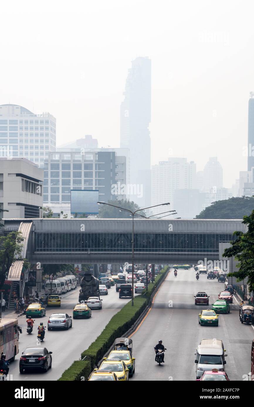 Lo smog avvolge l'edificio più alto di Bangkok, la Thailandia Foto Stock
