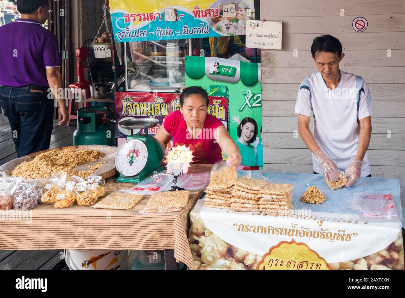 Bangkok, Thailandia - Gennaio 11th 2020: Confezionamento e vendita di arachide toffee al mercato galleggiante di Khlong Bang Luang. La zona è un popolare attrazione turistica Foto Stock