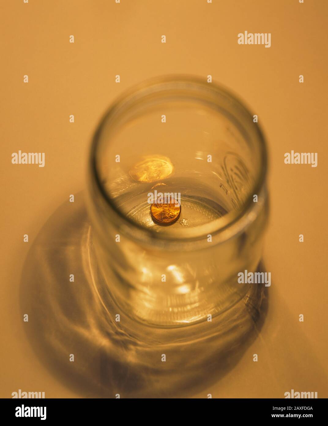 Vista ad alto angolo di un penny in un vaso Foto Stock