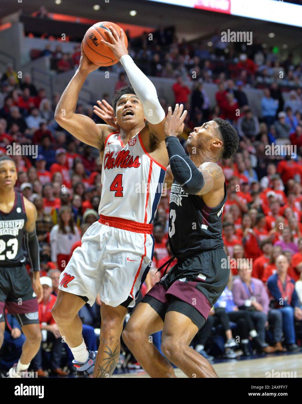 11 febbraio 2020: La guardia di Stato del Mississippi, Devin Butts (4), guida al cesto contro la guardia di Stato del Mississippi, D.J. Stewart Jr. (3), durante la partita di basket NCAA tra i Mississippi state Bulldogs e l'Ole' Miss Ribelli al Pavillion di Oxford, MS. Kevin Langley/Sports South Media/Csm Foto Stock