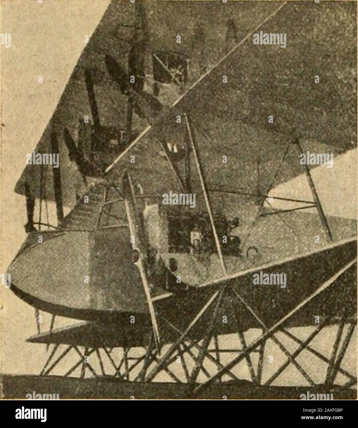 Tietosanakirja . Kuva 12. Kokonaan Metallista rakennettu saks. ^ ..Junkers taistelulentokone, nopeus 240 km Tunissa laisk. .,Spad vesilentokoue. Täyd. 14. Paintettu /» 21. 419 IlmailiaMenia - Ilmapuolustus 420 yksitaso), controfiletto muiden etujen ohella m. onsaavutettu täydellinen tulenvaarattomuus.. Kuva 14. Keskiosa neljällä moottorilla varustetustajättiläisvesilen tekon eesta. Nykyisen rauhan ai k ai sen i.-l i k e n t e n pal-veluksessa olevat lentokoneet ovat pääpiirteis-sään samanlaisia kuin entiset tieducelu- ja pom-minheittokoneetkin. Matkustajia varten su vainvalmistettu mukavamma Foto Stock