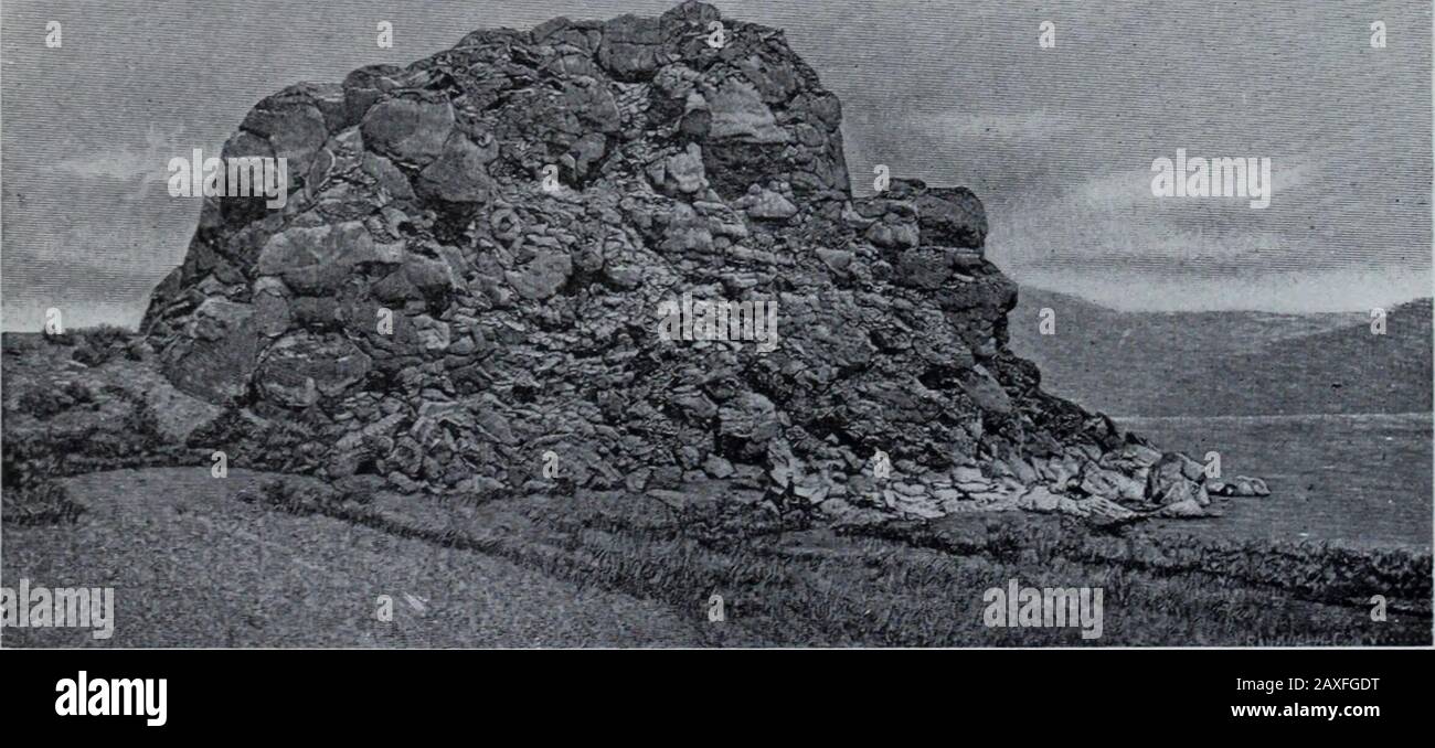 Geologia . ^s^kji. Fig. 545.-depositi Di Tufa nel bacino del lago Lahontan. (Russell, U. S. Geol. Surv.) i depositi tufacei più antichi fiancheggiavano il bacino del lago al momento dell'espansione itsfirst; il successivo fu fatto quando il lago era basso, tra IL PLEISTOCENE O IL PERIODO GLACIALE. 465 le due fasi di espansione; e i più giovani furono fatti al tempo dell'ultima espansione. Oolite è stato depositato in alcune fasi della storia dei thelakes ed ora sta facendo circa il lago della piramide. In alcune parti del bacino di Lahontan ci sono depositi di sale, e sale è anche derivedda pozzetti di salamoia. Successivamente all'ultima fase o Foto Stock