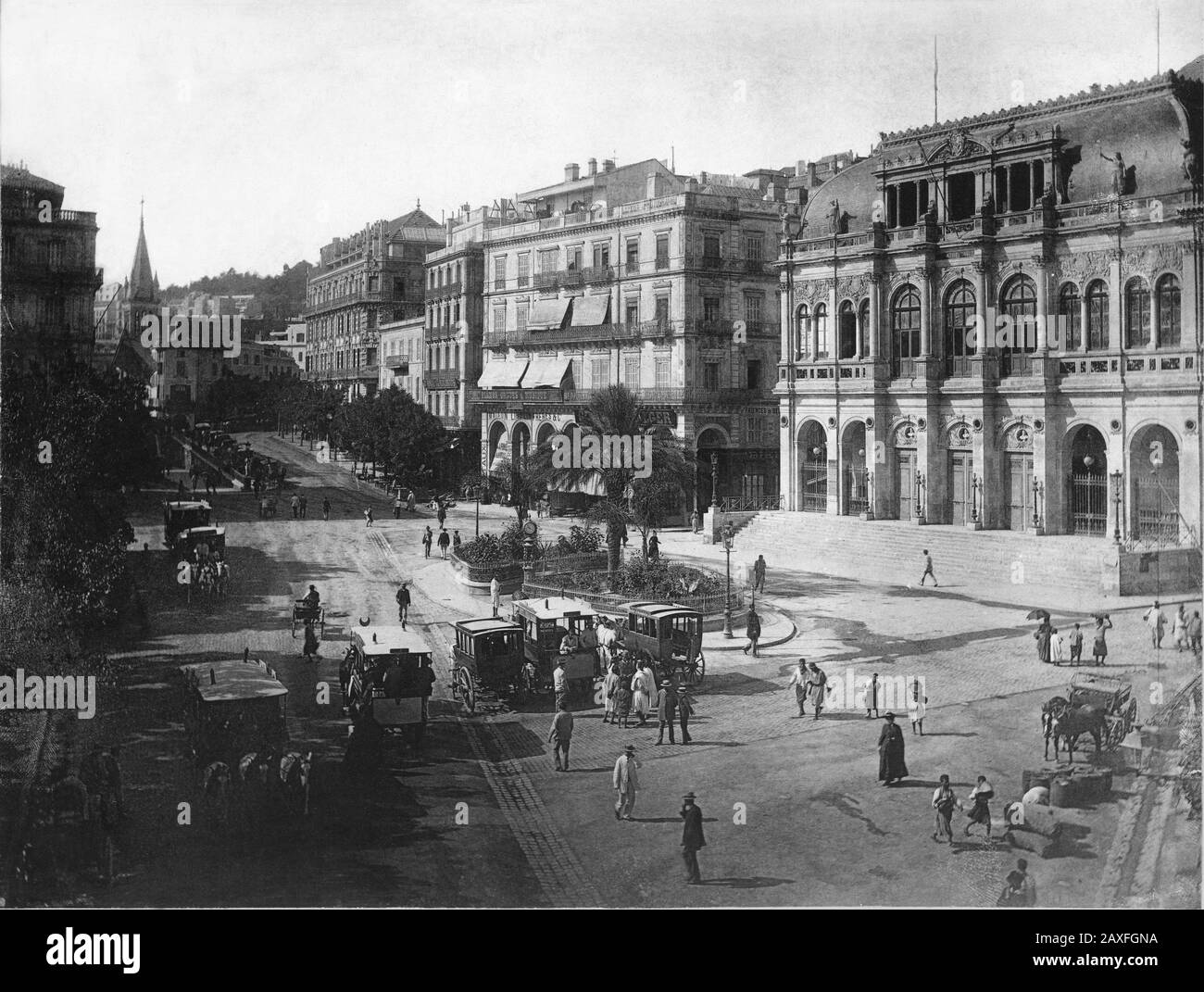 1890 ca , ALGERI , ALGERIA : LA PLACE BRESSON ( Oggi Place Port Said ) e IL TEATRO ( oggi Teatro Nazionale algerino - il Teatro dell'Opera ) - PIAZZA - PALAZZO PAPALE - FOTO STORICHE - FOTO STORICHE - STOCK - GEOGRAFIA - GEOGRAFIA - ARCHITETTURA - ARCHITETTURA - COLONIA - COLONIA - COLONIALISMO - COLONIALISMO FRANCESE - ALGERIA - ALGERI - PIAZZA - NORD AFRICA - MAGREB - OMINIBUS A CAVALLI - FOLLA - FOLLA - Gente - passanti - Alger la Blanche © Archivio GBB / Foto Stock