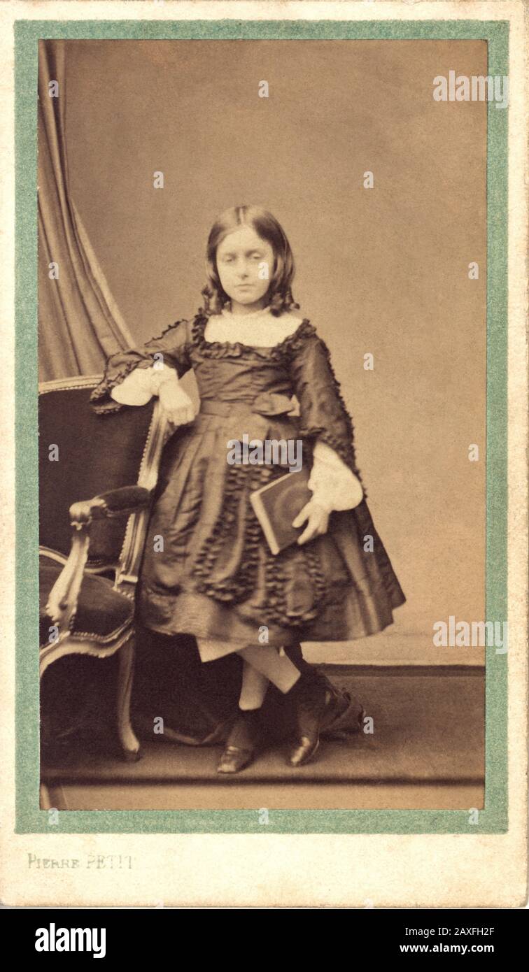 1855 ca, FRANCIA : IL francese FANNY BEAMISH (Nini), successivamente sposato nel 1872 con il conte Auguste de Robaulx BEAURIEUX. Foto Di Pierre Petit , Parigi . Fanny Beamish era l'unica figlia del nobile francese naturalizzato irlandese George Robert Delacour Beamish ( 1817 - 1881 ) e una nobildonna della famiglia Halesworth . FRANCIA - NOBILTÀ - NOBILI - NOBILTA' FRANCESE - FOTO STORICHE - FOTO STORICHE - CONTESSA - CONTE - SECONDO IMPERO - SECONDO IMPERO - BAMBINO - BAMBINI - BAMBINO - BAMBINI - MODA - MODA - MODA - MODA - OTTOCENTO - XIX SECOLO - LIBRO - LETTORE - lettore - letterice - scarpe - Foto Stock