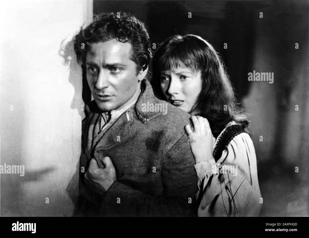 1947 , ITALIA : l'attrice cinematografica italiana VALENTINA CORTESE ( Milano , 1923 ) con ROSSANO BRAZZI ( 1916 – 1994 ) in il PASSATORE ( Tragico destino ) di Duilio Coletti , da un serischermo di Federico Fellini , Tullio Pinelli e Duilio Coletti - FILM - CINEMA - DIVA - DIVINA - DRAMMATICO - abbraccio - abbraccio - amanti - innamorati - Pelloni © Archivio GBB / Foto Stock