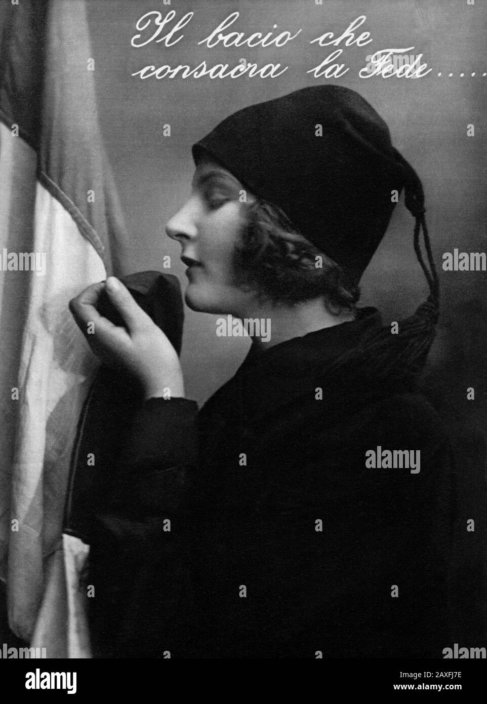 1925 ca , ITALIA : giovane ragazza italiana fascista che bacia LA BANDIERA ITALIANA con il fascista FEZ Hat . Cartolina d'epoca ( il BACIO che CONSACRA LA FEDE : il bacio che consacra la fede ) - PROPAGANDA - FASCISMO - FASCISMO - ANNI venti - AUTARCHIA - AUTARCHICO - BANDIERA TRICOLORE ITALIANA - ITALIA - 20's - 20's - ritratto - ritatto - ragazza - donna - Profilo - cappello - CAMICIA NERA - CAMIMIMICIA nera - FOTO STORICHE - STORIA FOTO - MAGAZZINO - ITALIA - ITALIA - XX SECOLO - NOVECENTO © ARCHIVIO GBB / Foto Stock