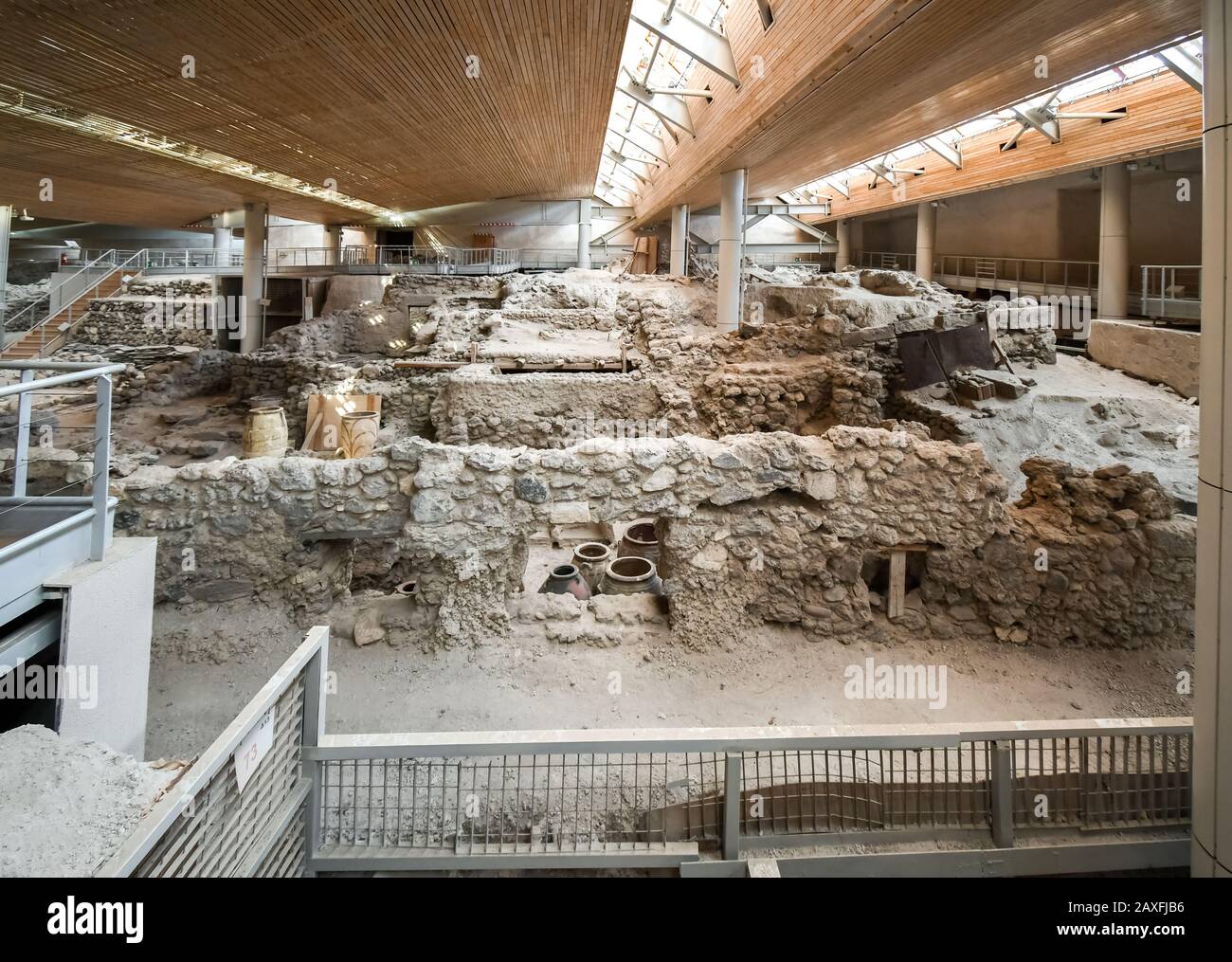 All'interno delle antiche rovine minoiche di età bronzea di Akrotiri sull'isola di Santorini Grecia. Foto Stock