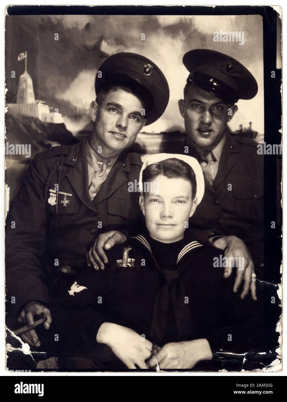 1940 ca , USA : Due militari DELL'ESERCITO americano con un marinaio ( Paul Morris ), Photoboot - UNIFORMA MILITARE - uomo uomo HANDOME - CUCCETTE - cappello - cappello - UNIFORME MILITARE - MILITARI - UNIFORME FOREX - MARINA - MARINA - MARINAIO - MARINAI - MARINAI - sigaro - sigari - UOMINI BELLI - UOMO BELLO - mani - mano - mano - mano - mani - mani - ritratto - RITRATTO - GUERRA NEL PACIFICO - cravatta - cravatta - collare - colletto - GAY - ritratto - ritatto - omosessuale - omosessuale - omosessualità - omosessualita' - sessuologia - muscleman - uomo muscoloso - BEEFCAKE - erotismo - CULTURA FISICA - FISCULTU Foto Stock