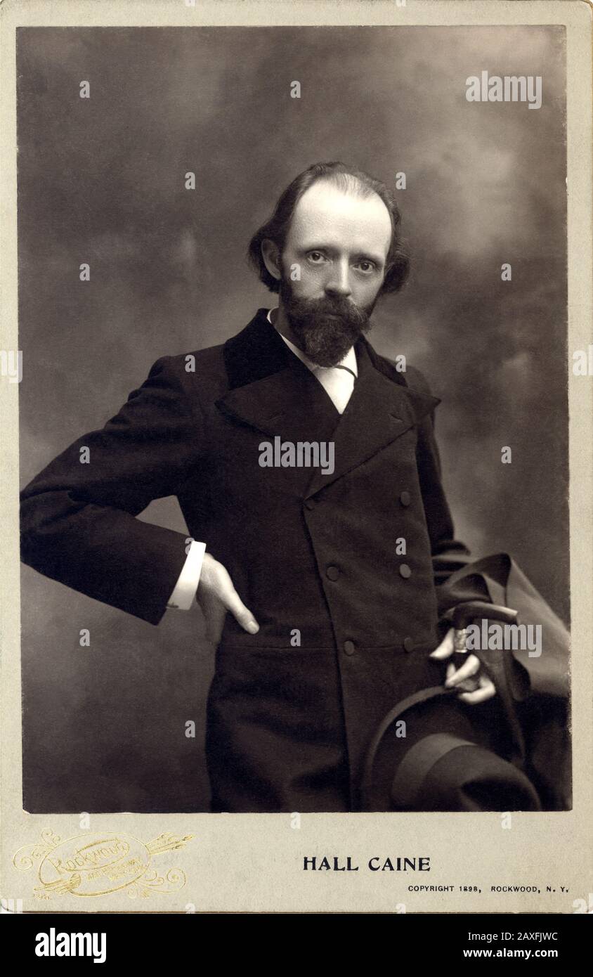 1898 ca, New York, USA : lo scrittore britannico Sir Thomas Henry HALL CAINE ( 1853 - 1931 ). Foto Di Rockwood , New York . È stato un autore britannico. È conosciuto come romanziere e drammaturgo delle epoche tardo vittoriane ed edoardiane. Al suo tempo era estremamente popolare e al culmine del suo successo i suoi romanzi vendettero quelli dei suoi contemporanei. Molti dei suoi romanzi sono stati anche realizzati in film. I suoi romanzi erano principalmente romantici nella natura, coinvolgendo il triangolo d'amore, ma hanno anche affrontare alcune delle questioni politiche e sociali più gravi del giorno. Caine fu segretario di Dante Foto Stock