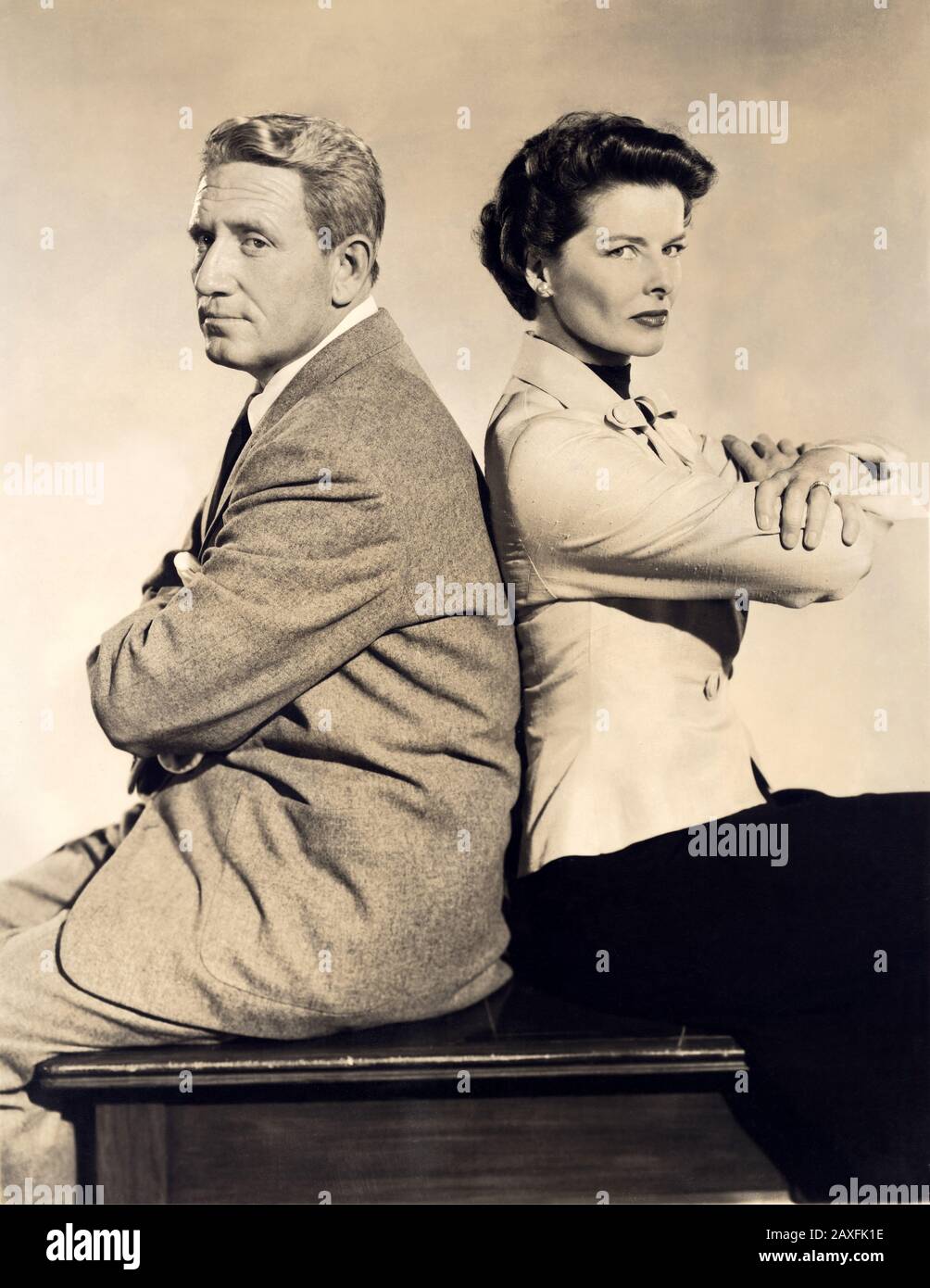 1949 , USA : l'attrice KATHARINE HEPBURN ( 1907 - 2003 ) con SPENCER TRACY NELLA RIB di ADAM ( la costola di Adamo ) di George Cukor , Da una storia di Ruth Gordon - COMMEDIA - FILM - DIVA - DIVINA - lotta - camicia - camicia - coppia - duo - coppia - innamorati - amanti - Lovers © Archivio GBB / Foto Stock