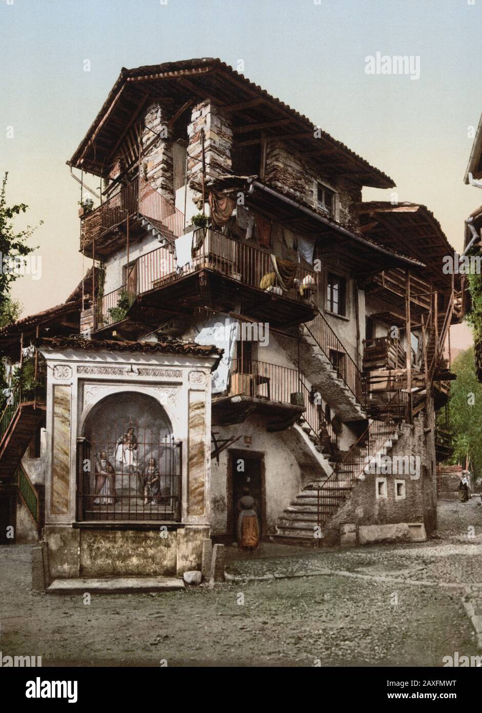 1895 ca. , BAVENO , VERBANIA , LAGO MAGGIORE, ITALIA : CASA MORANDI . Foto Di Photochrom Detroit Publishing Co., USA - ITALIA - FOTO STORICHE - GEOGRAFIA - GEOGRAFIA - LAGO - - STOCK - ARCHITETTURA RUSTICA - RUSTICO - cappelletta - santella - balcone - balcone - balconi - balconata - balconata - CASA - CASA - CASA - legno - legno - ARCHITETTURA - OTTOCENTO - 's 800 - '800 - XIX SECOLO © ARCHIVIO GBB/ Foto Stock