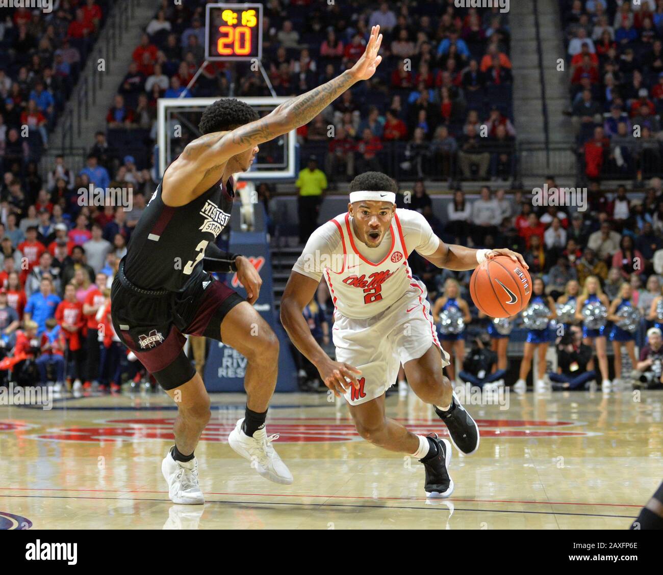 11 febbraio 2020: OLE' Miss guard, Devontae Shuler (2), supera la Mississippi state Guard, D.J. Stewart Jr. (3), durante la partita di basket NCAA tra i Mississippi state Bulldogs e l'Ole' Miss Ribelli al Pavillion di Oxford, MS. Kevin Langley/Sports South Media/Csm Foto Stock