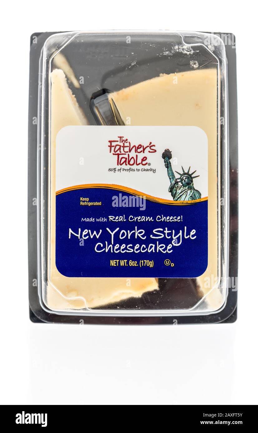Winneconne, WI - 11 febbraio 2020: Un pacchetto dei Padri tabella Cheesecake stile New York su uno sfondo isolato. Foto Stock