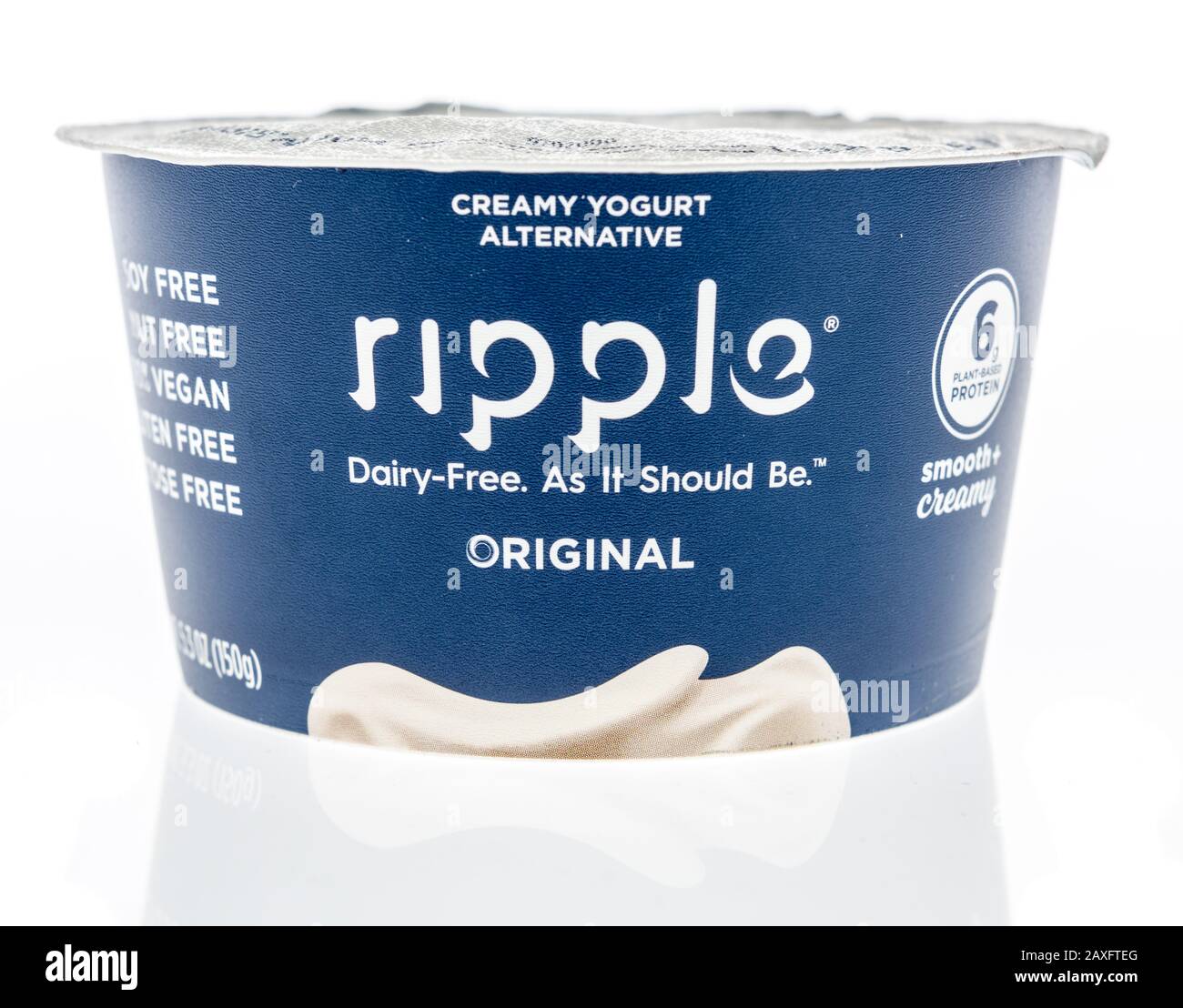 Winneconne, WI - 11 febbraio 2020: Un pacchetto di yogurt Ripple senza  latte su uno sfondo isolato Foto stock - Alamy