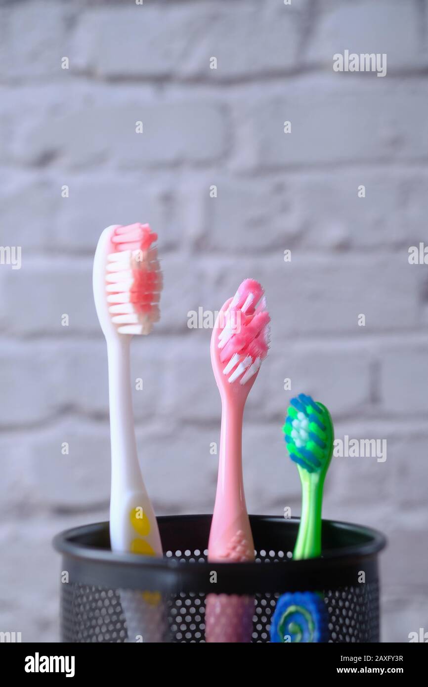spazzola per denti di piccole e grandi dimensioni in una scatola Foto Stock