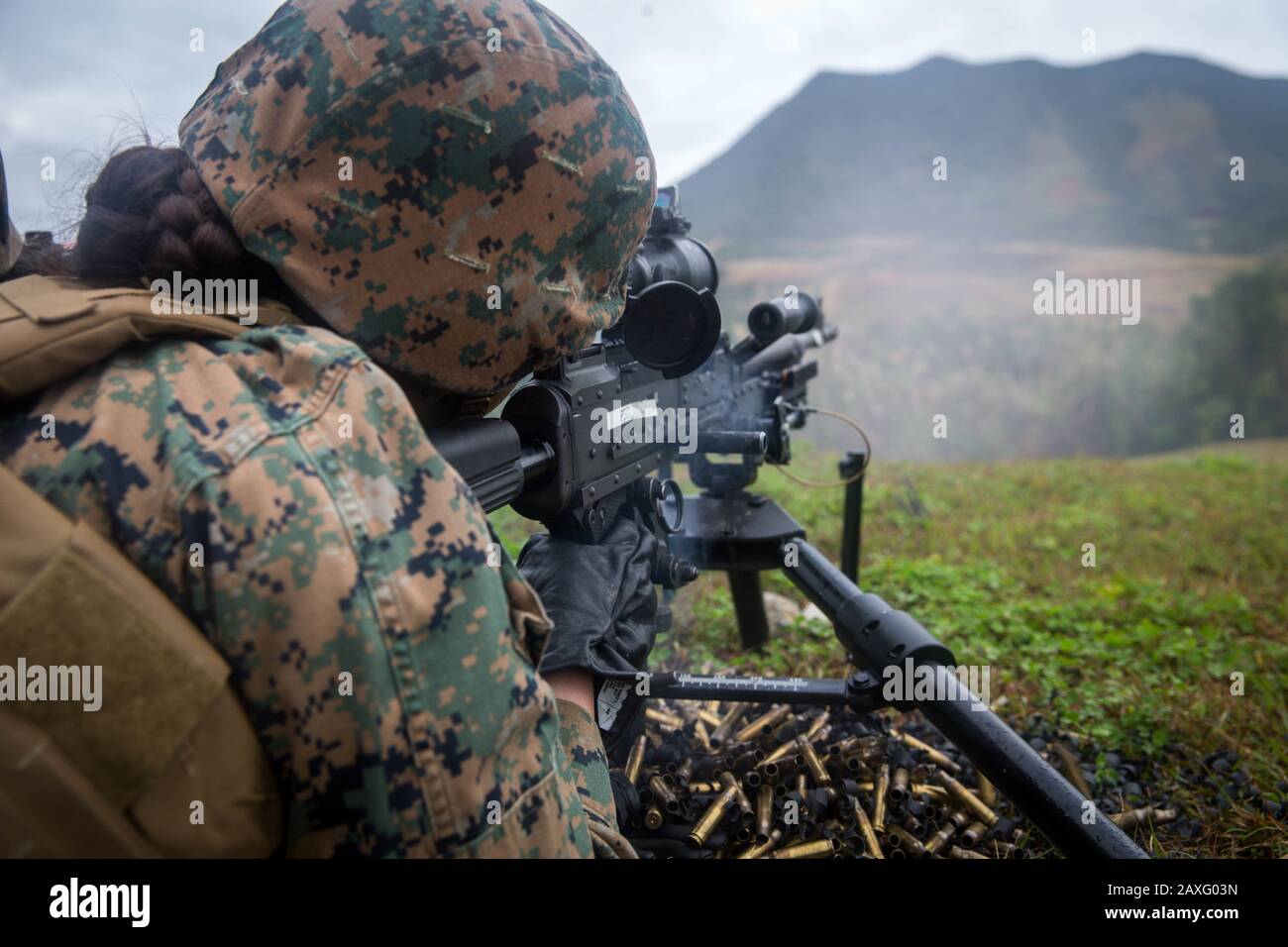 I Marines statunitensi assegnati alla sede centrale di Battaglione, 3rd Marine Division, partecipano a una gamma di armi miste a Camp Schwab, Okinawa, Giappone, 5 febbraio 2019. La gamma è stata tenuta per Marines che sono attaccati ad un plotone di sicurezza nella divisione. Durante la gamma, i Marines hanno sparato migliaia di giri per aumentare e mantenere la conoscenza con una varietà di sistemi di armi. (STATI UNITI Foto del corpo marino di Cpl. Savannah, Medimer) Foto Stock