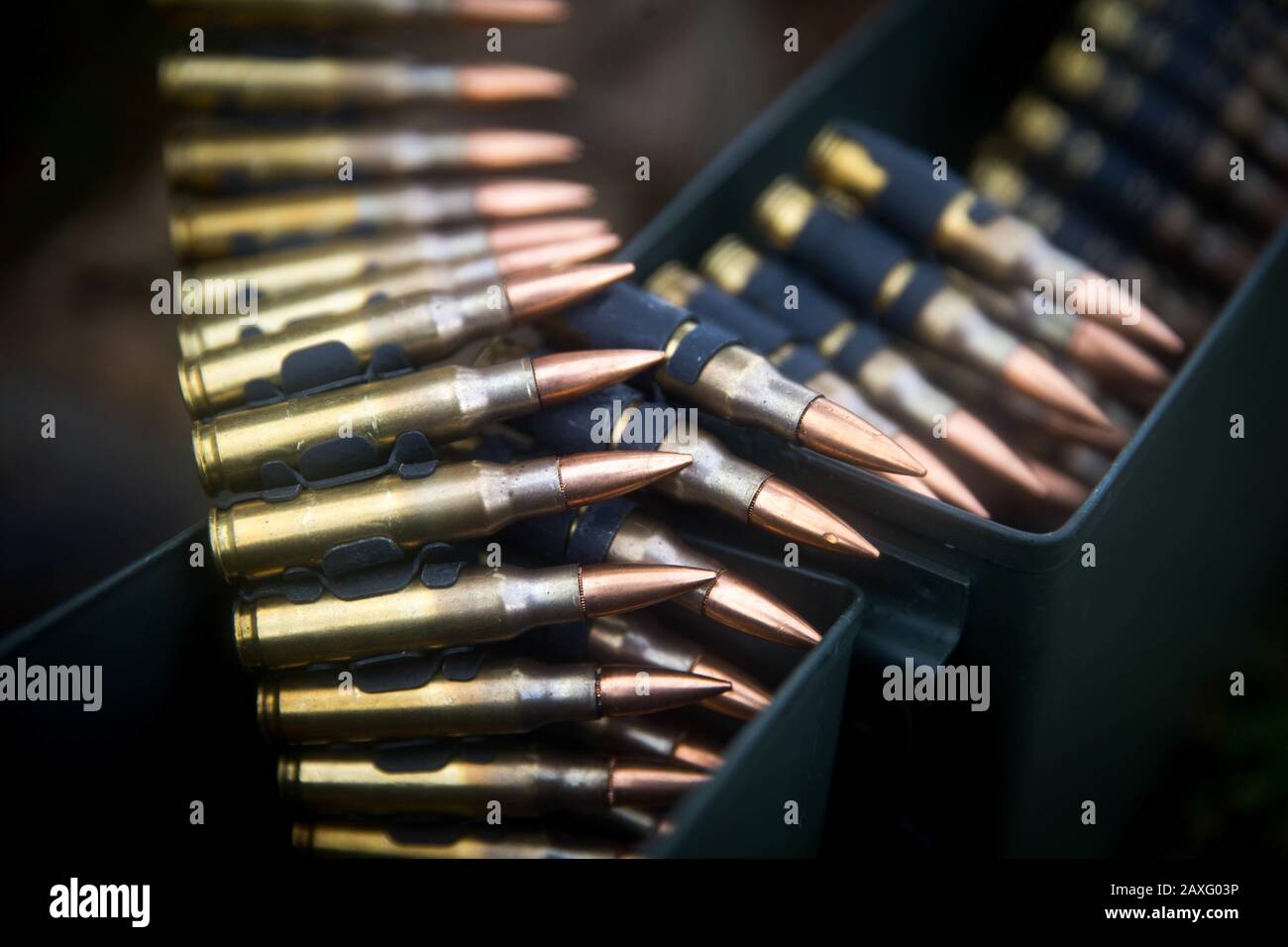 U.S. Marines assegnato alla sede centrale Battaglione, 3rd Marine Division, preparare 7.62 round di palla a Camp Schwab, Okinawa, Giappone, 5 febbraio 2019. 7.62 giri a sfera sono utilizzati per la mitragliatrice media M240B. I Marines partecipavano a una gamma di armi miste per Marines che sono attaccati al plotone di sicurezza. Durante la gamma, i Marines hanno sparato migliaia di giri per aumentare e mantenere la conoscenza con una varietà di sistemi di armi. (STATI UNITI Foto del corpo marino di Cpl. Savannah, Medimer) Foto Stock