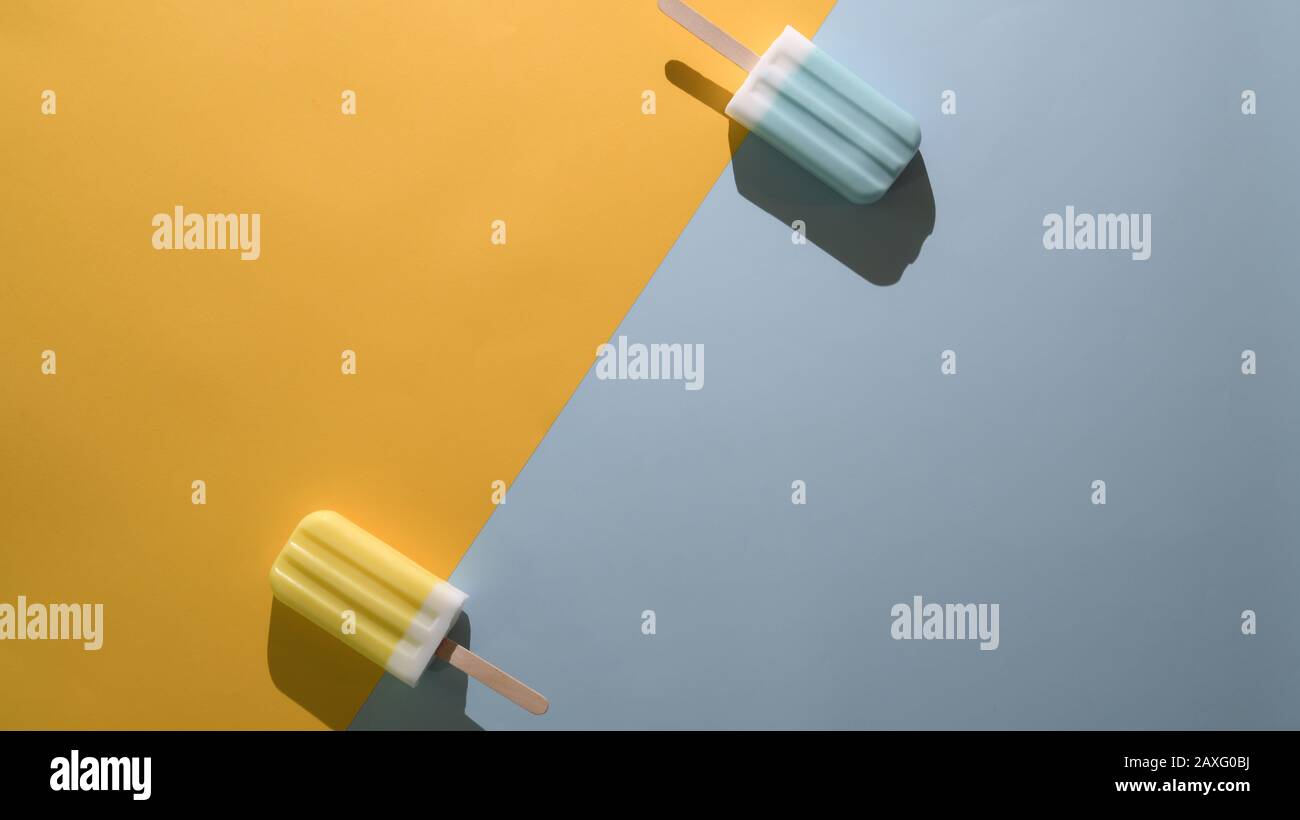 Vista dall'alto dei papsicoli di lime e lampone blu e dello spazio di copiatura, concetto minimo estivo su fondo piatto giallo e blu Foto Stock