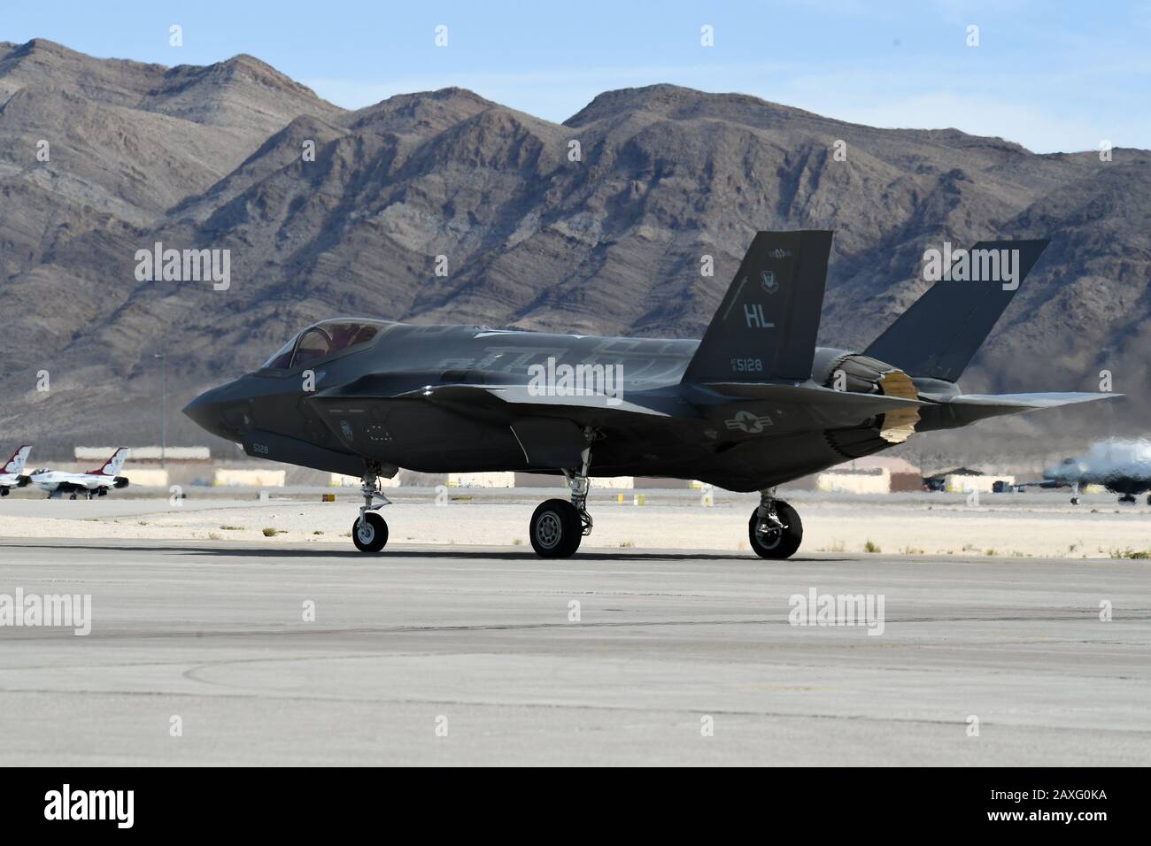 Una F-35A Lightning II assegnata ai taxi 421st Fighter Squadron durante la bandiera rossa 20-1 alla base dell'aeronautica di Nellis, Nev., 5 febbraio 2020. (STATI UNITI Air Force foto di R. Nial Bradshaw) Foto Stock