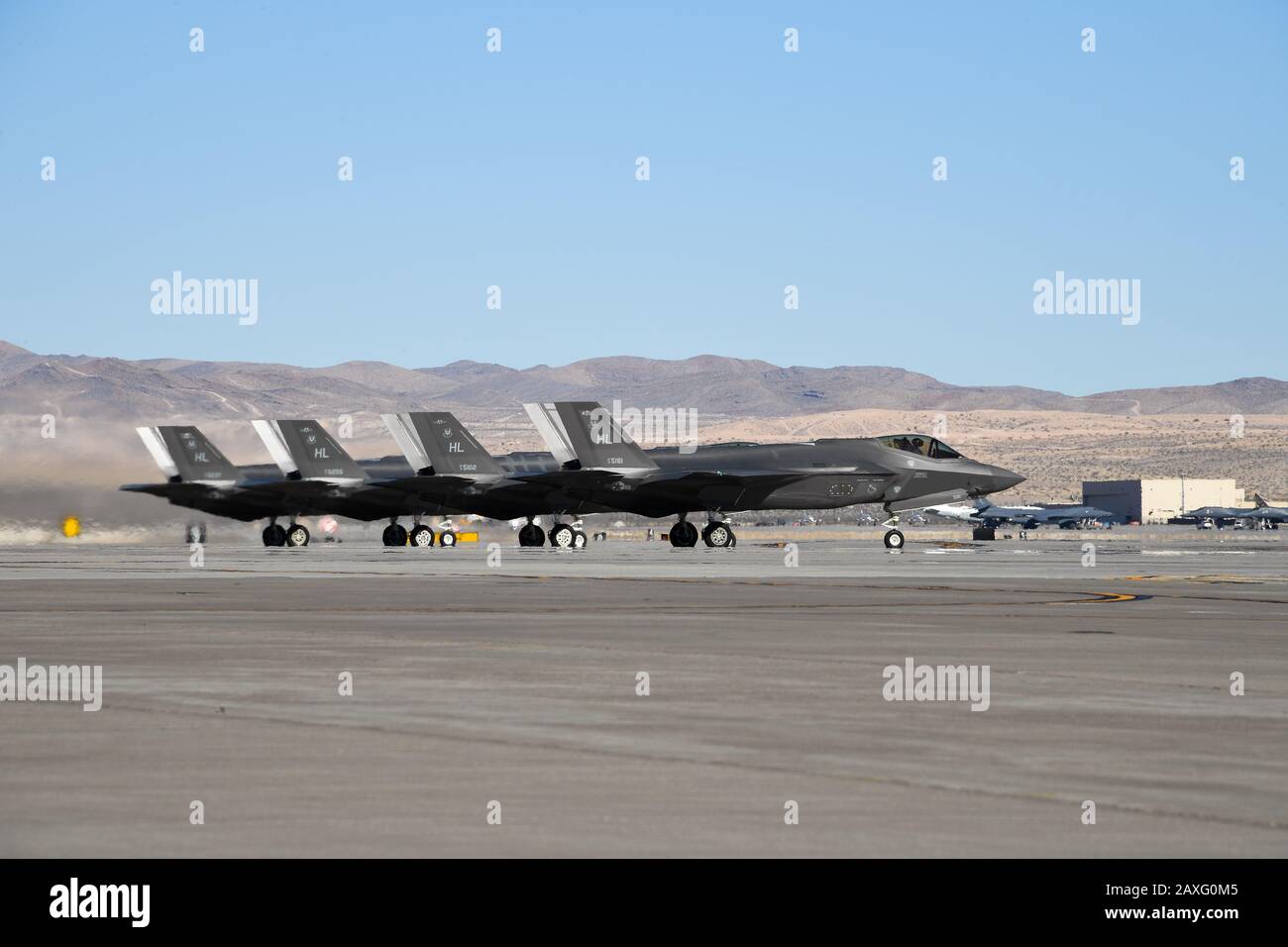 F-35A Lightning IIS prepararsi per il decollo durante la bandiera rossa 20-1 alla base aerea Nellis, Nev., 7 febbraio 2020. (STATI UNITI Air Force foto di R. Nial Bradshaw) Foto Stock